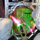 Técnicos del observatorio Ligo comprobando uno de sus espejos.